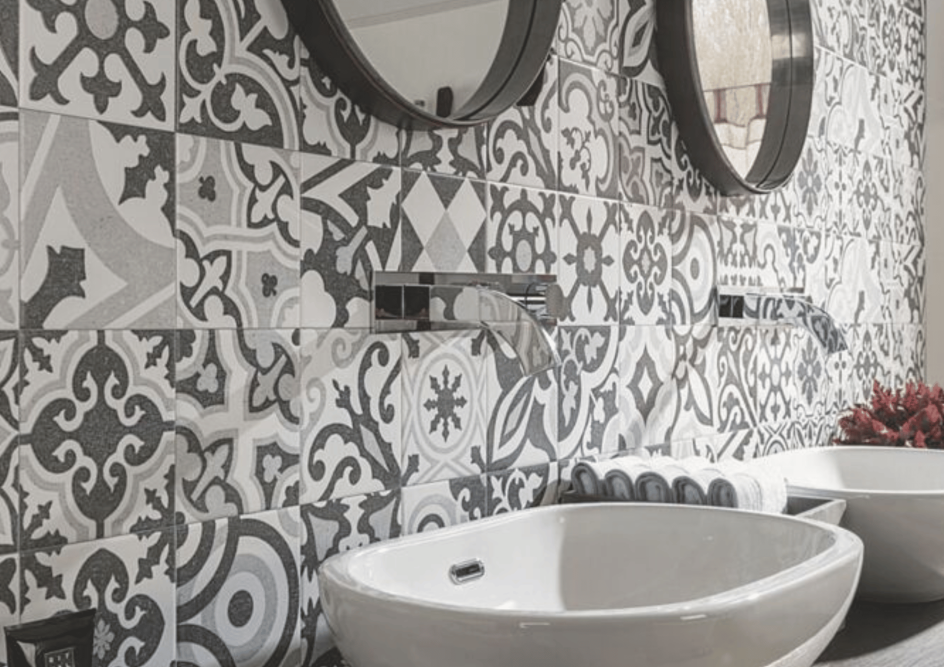 Mosaïque au sol par nos équipes.